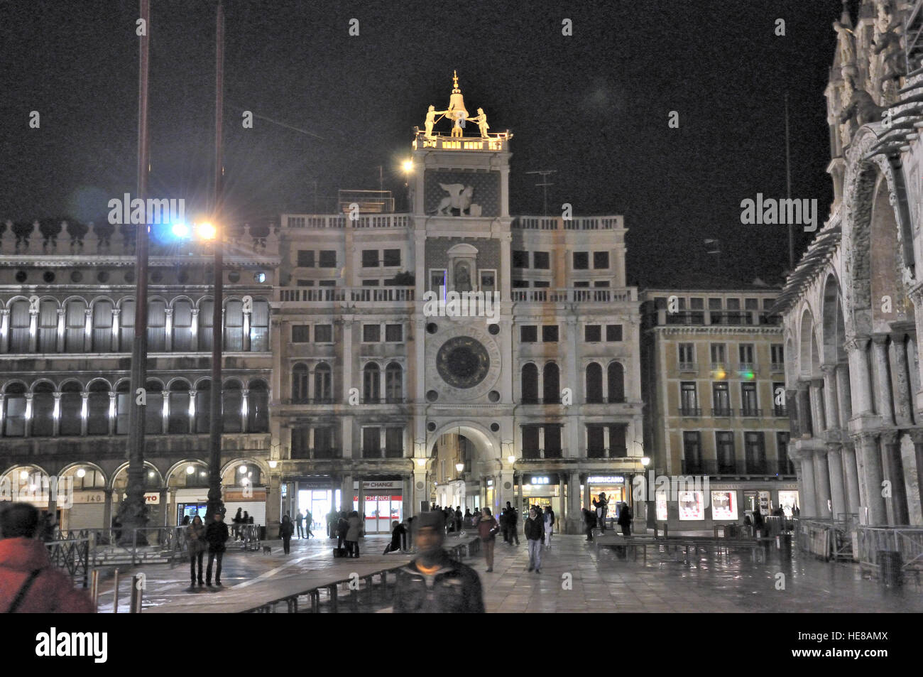 Saint Marks Platz Venedig bei Nacht, überflutet mit Rampen Stockfoto