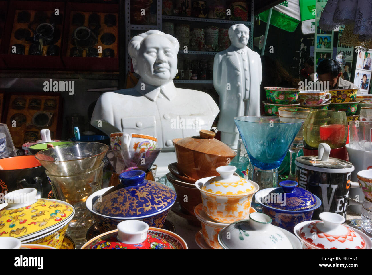 Lhasa: Altstadt; Markt, Porzellan und Mao-Statuen auf den Verkauf, Tibet, China Stockfoto