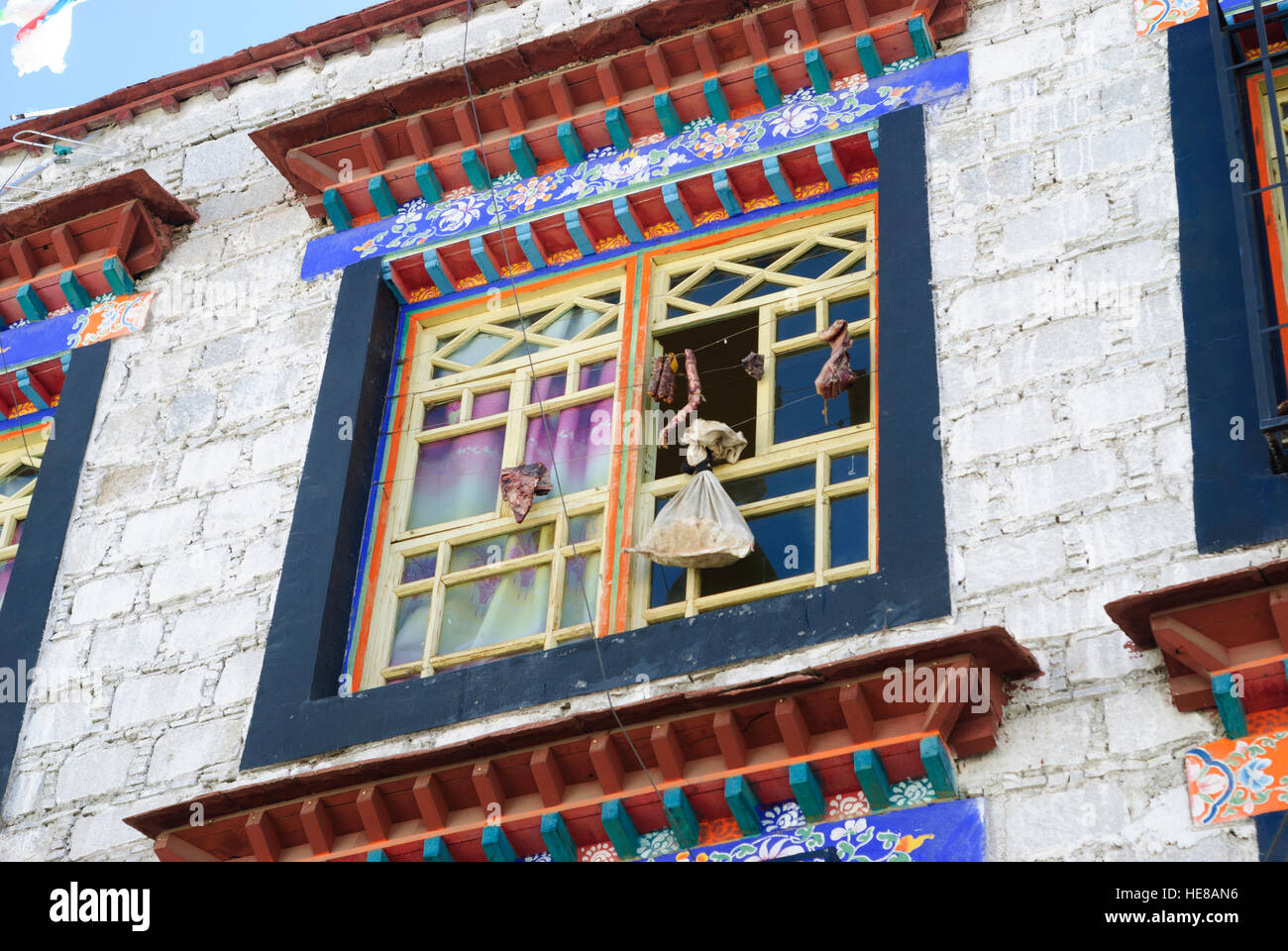 Lhasa: Altstadt; Fleischstücke aufgehängt zur Kühlung am Fenster, Tibet, China Stockfoto