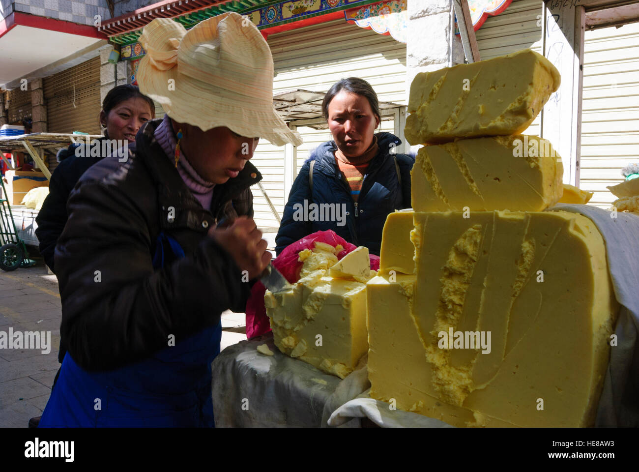 Lhasa: Altstadt; Verkauf von Yak-Butter, Tibet, China Stockfoto