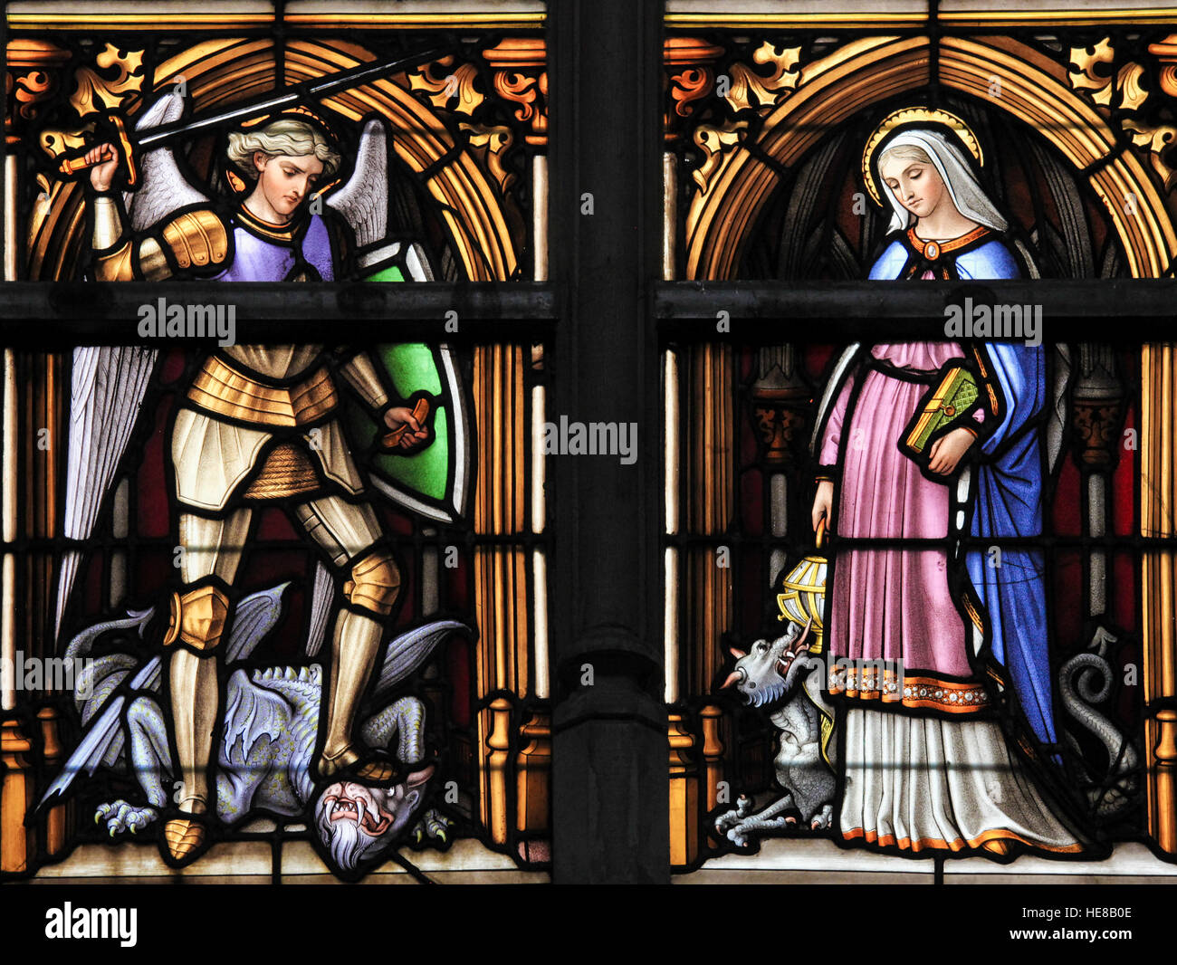 Glasmalerei-Fenster Darstellung der Heiligen Gudula und Michael der Erzengel Kathedrale von Brüssel, Belgien. Stockfoto