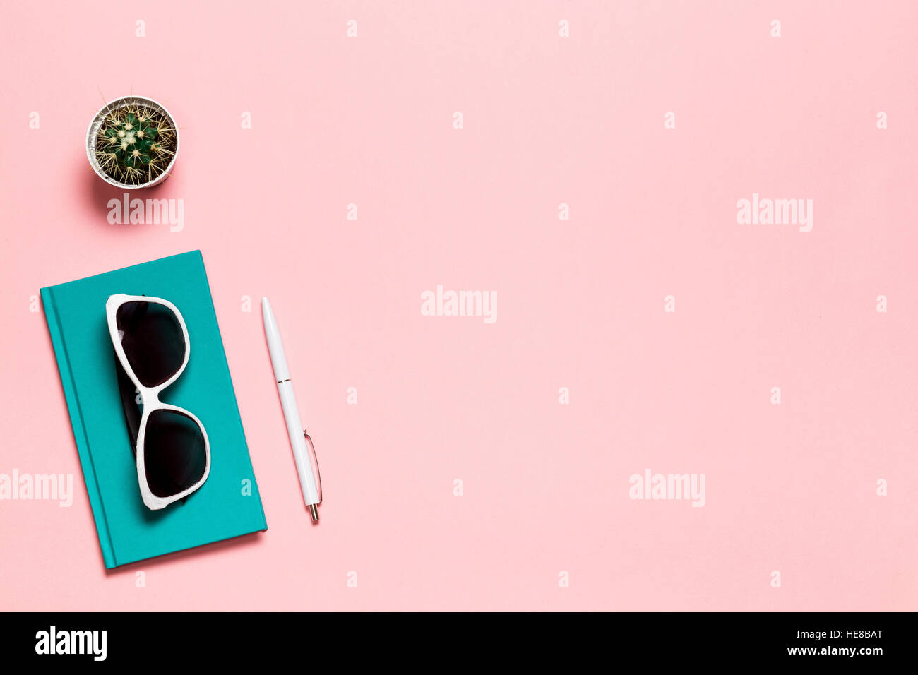Minze-Tagebuch, Stift, Gläser und Kaktus auf rosa Hintergrund. flach legen, Top Aussicht Stockfoto