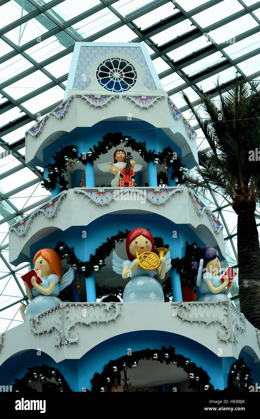 Weihnachtsengel und Dekorationen auf Riesen Indoor Modell Kuchen Singapur Stockfoto