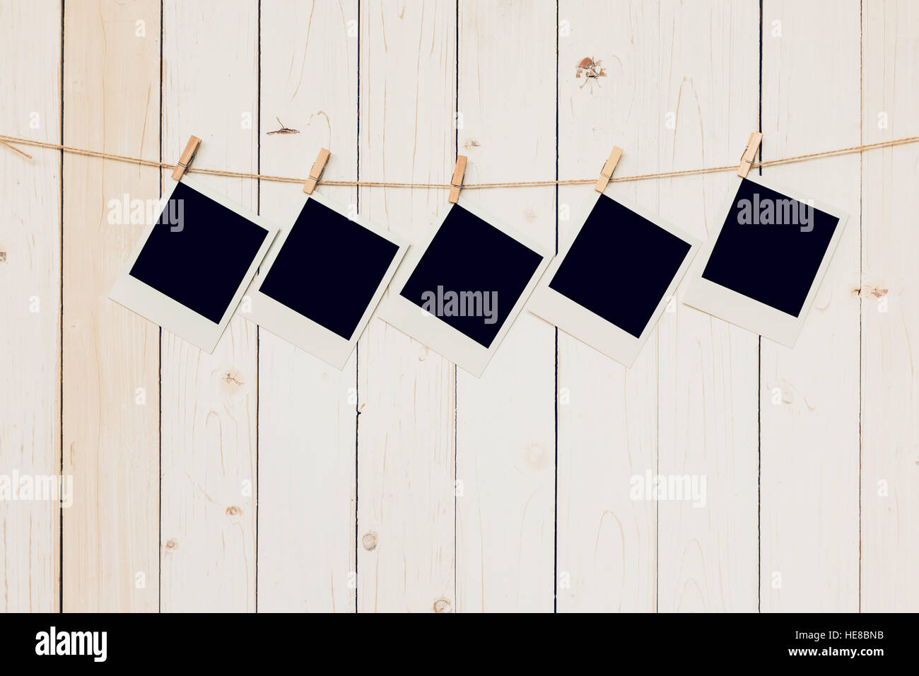 Fünf 5 leere Bilderrahmen hängen weiße Holz Hintergrund mit dem Raum. Stockfoto