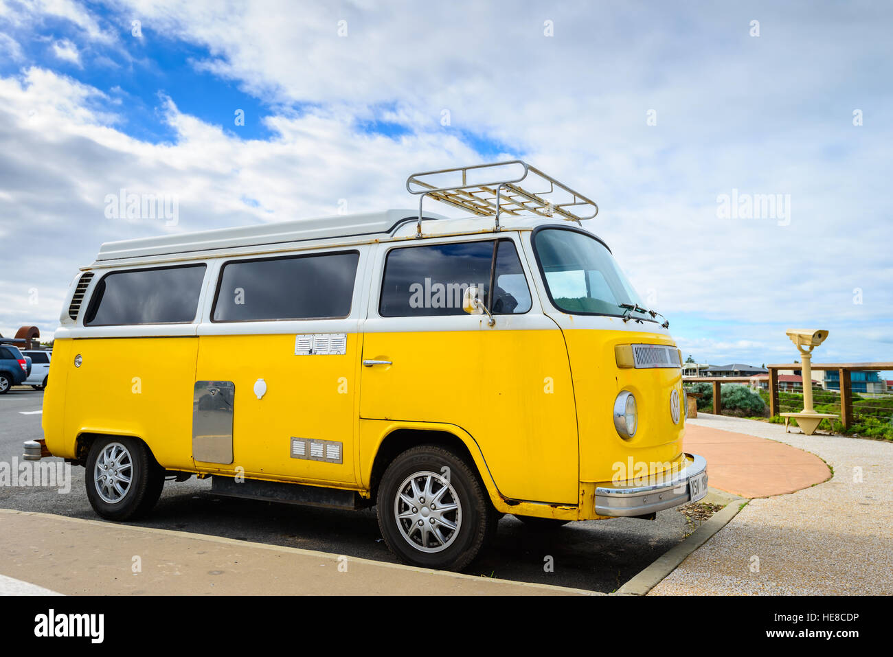 Adelaide, Australien - 14. August 2016: Classic gelb Volkswagen Transporter Wohnmobil geparkt in einer Straße im Middleton Stockfoto