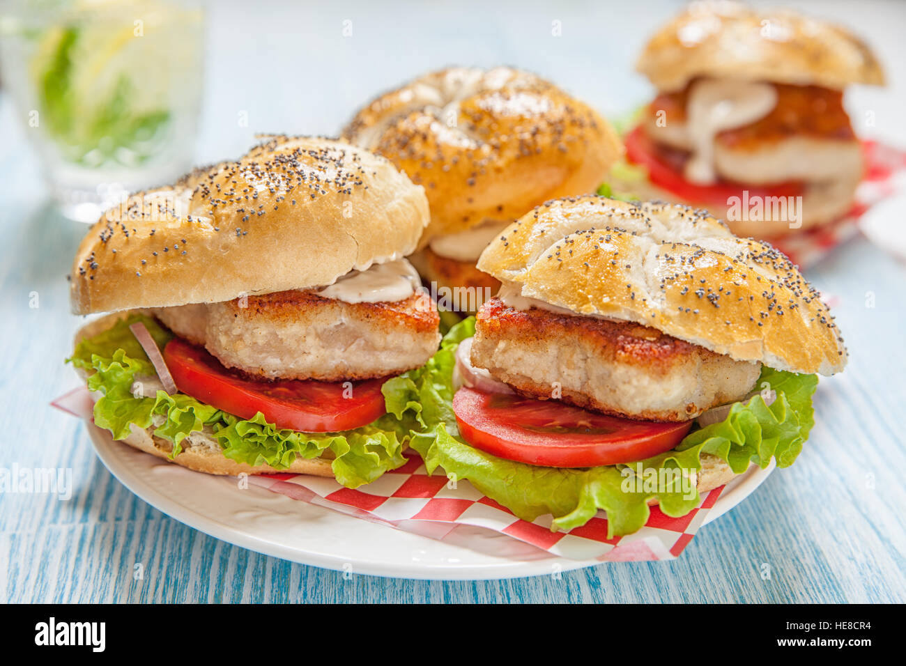 Sandwich mit Tomaten, Salat und sternförmig Chicken burger Stockfoto