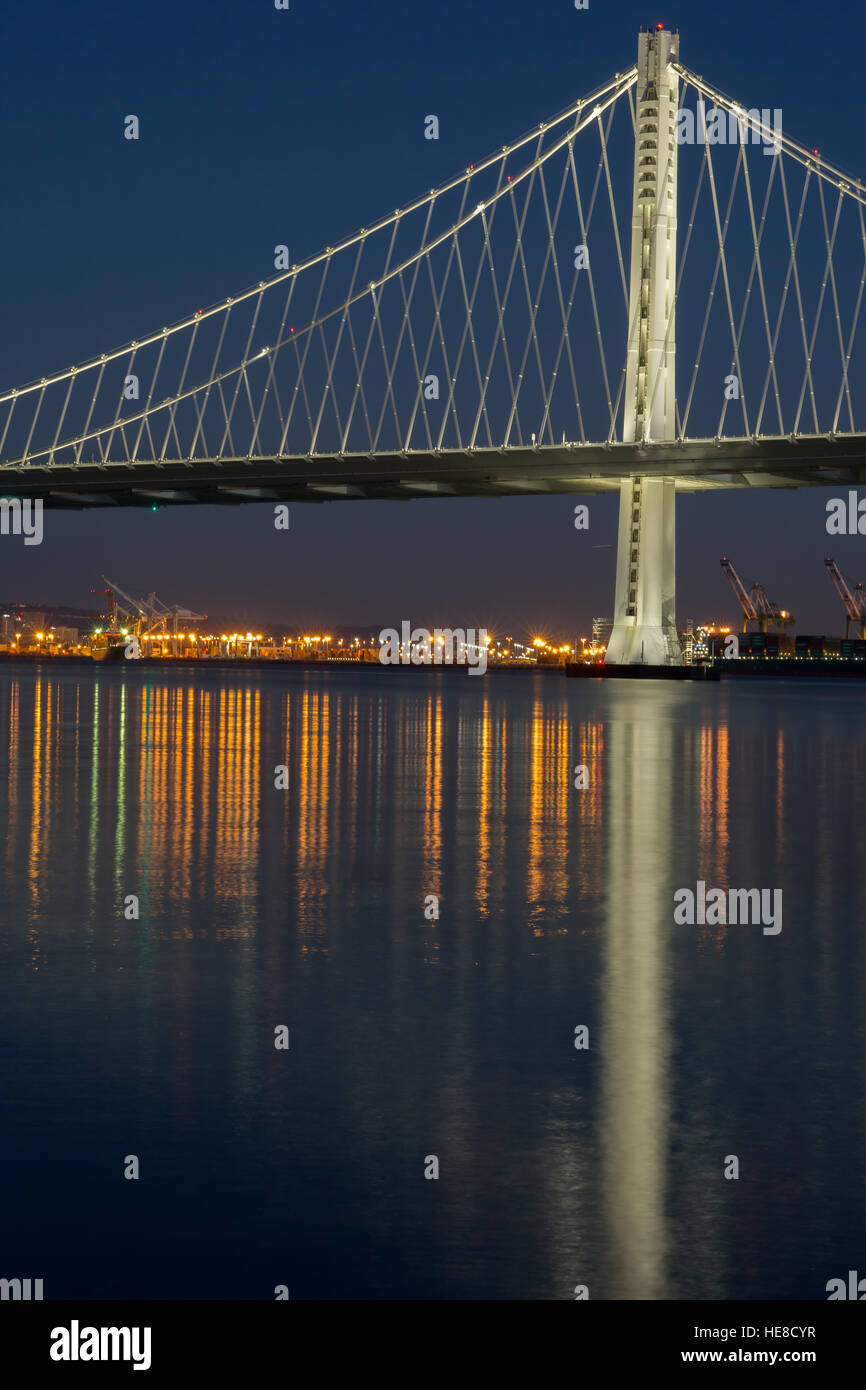 Die neue San Francisco Bay Bridge Ostflügel in der Nacht Stockfoto