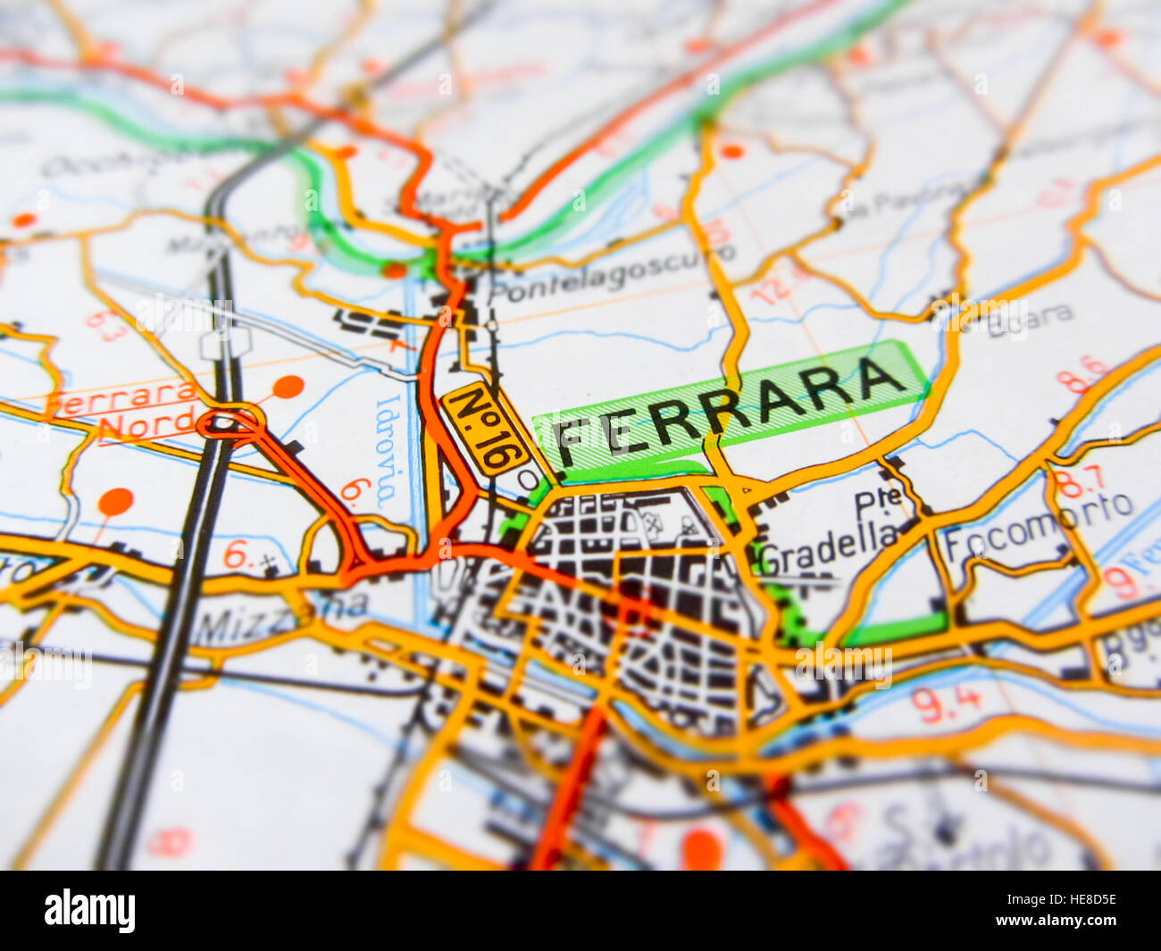 Ferrara-Stadt über eine Straßenkarte (Italien) Stockfoto