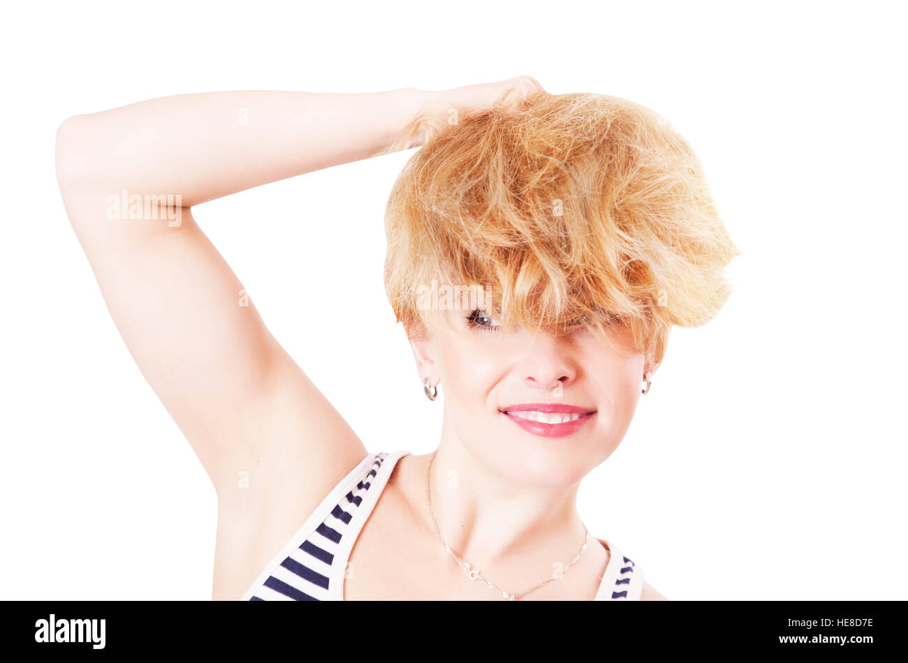 Fröhliche lustige Frau mit zotteligen Haaren, isoliert auf weißem Hintergrund Stockfoto