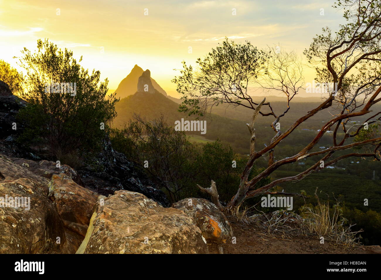 Sonnenuntergang von der Spitze des Mount Ngungun. Die Gipfel im Hintergrund sind Mount Coonowrin und Mount Beerwah - Glasshouse Mountains Stockfoto