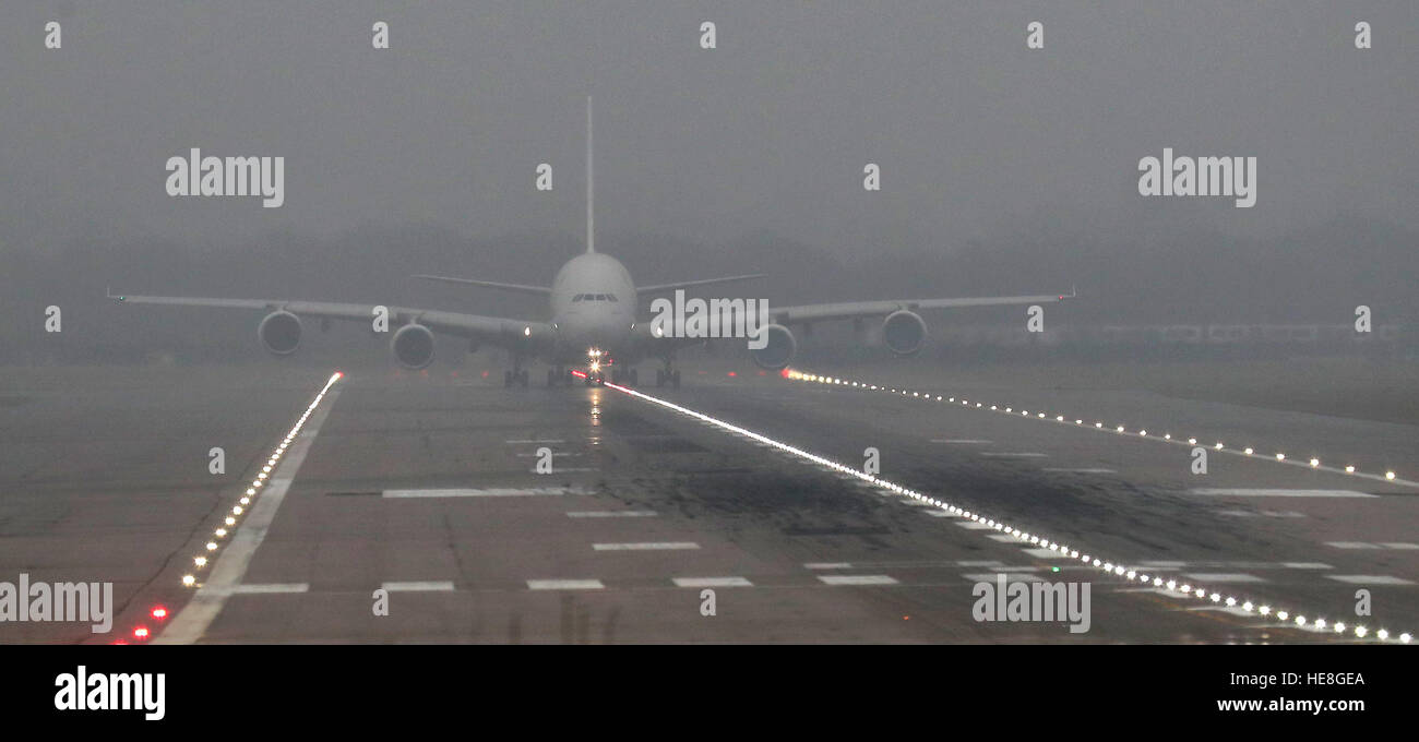 Ein Emirates Airbus A380 startet vom Flughafen Gatwick in West Sussex, wie dichter Nebel bewegen in ganz Großbritannien einen zweiten Tag Reise-Chaos, mit Flughäfen Warnung weiter Annullierungen und Verspätungen verursacht hat. Stockfoto