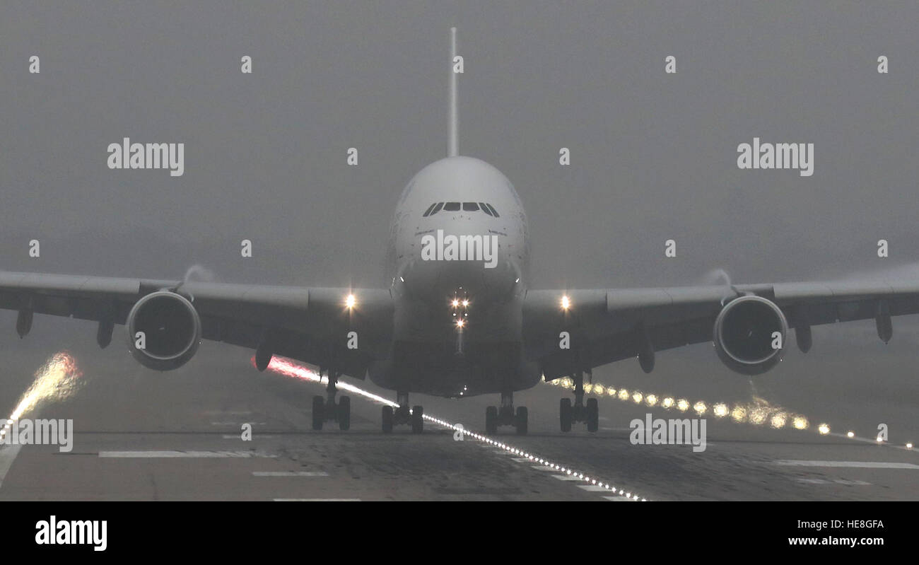 Ein Emirates Airbus A380 startet vom Flughafen Gatwick in West Sussex, wie dichter Nebel bewegen in ganz Großbritannien einen zweiten Tag Reise-Chaos, mit Flughäfen Warnung weiter Annullierungen und Verspätungen verursacht hat. Stockfoto