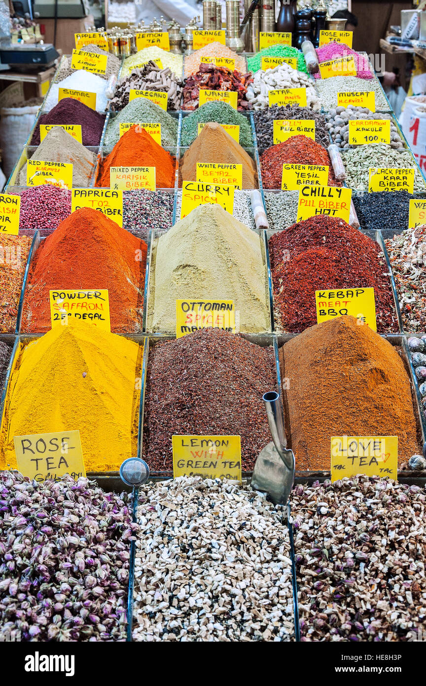 Marktstand mit Gewürzen im großen Basar, Istanbul, Türkei. Stockfoto