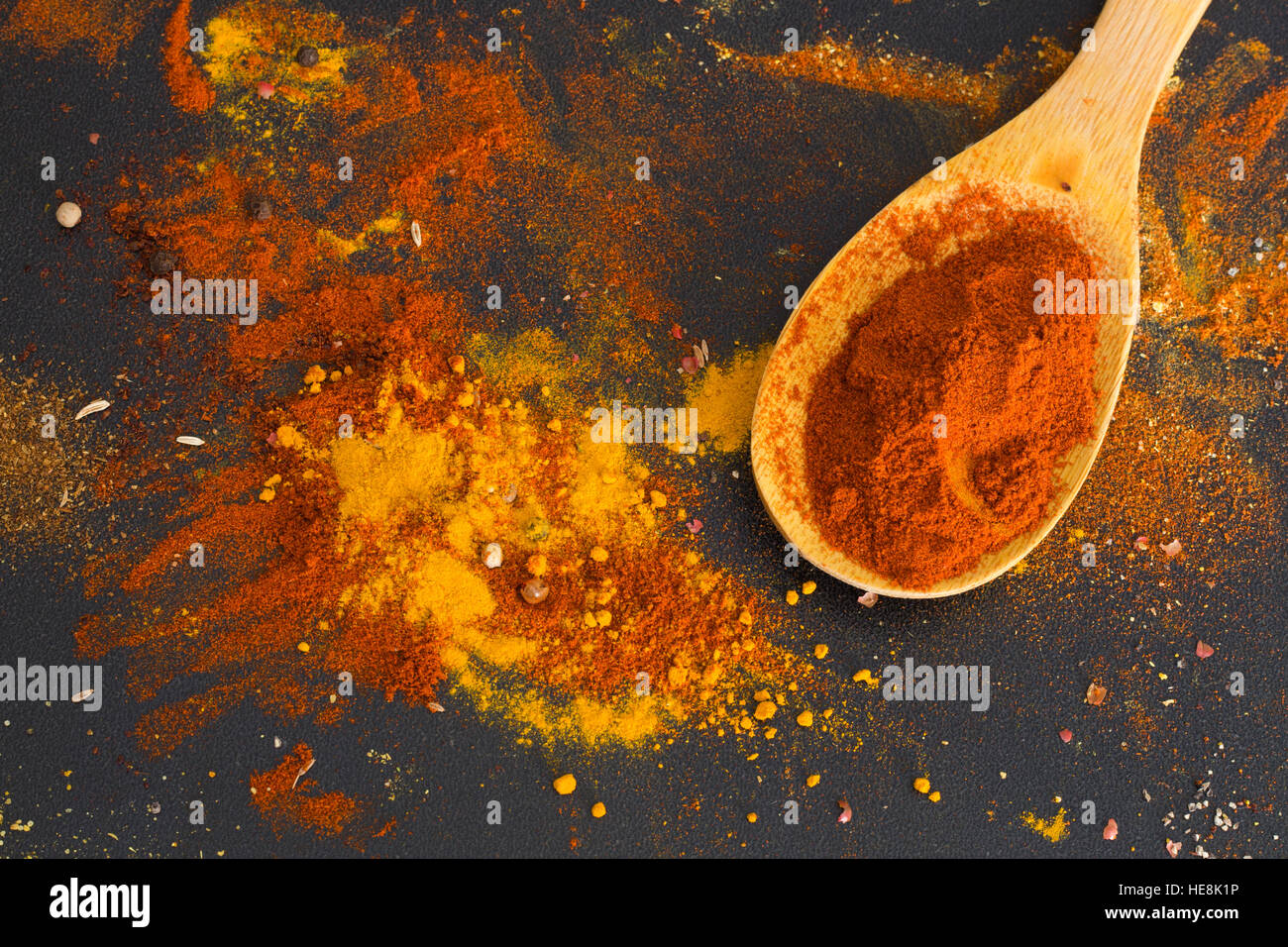 Verschiedene Gewürze Löffel am Steintisch Stockfoto