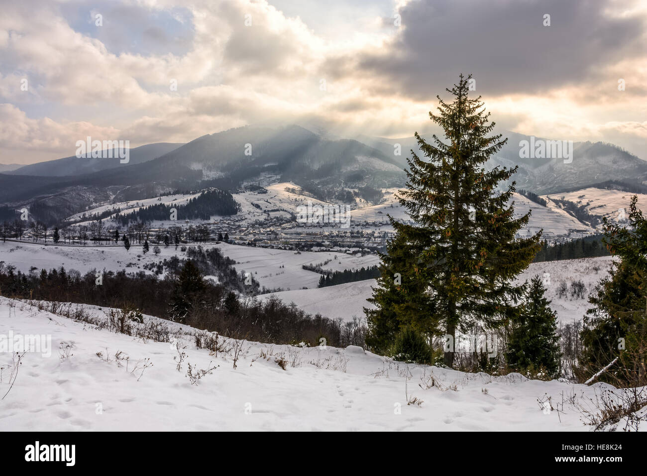stürmische Winterhimmel über ländlichen Gegend in Bergen in der Nähe von Fichtenwald Stockfoto