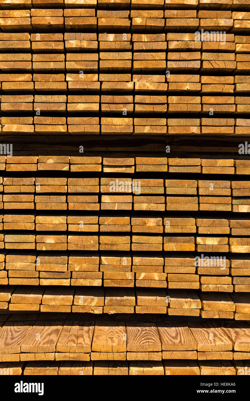 Die Stapel von Holzplatten in einem Sawmil. Stockfoto