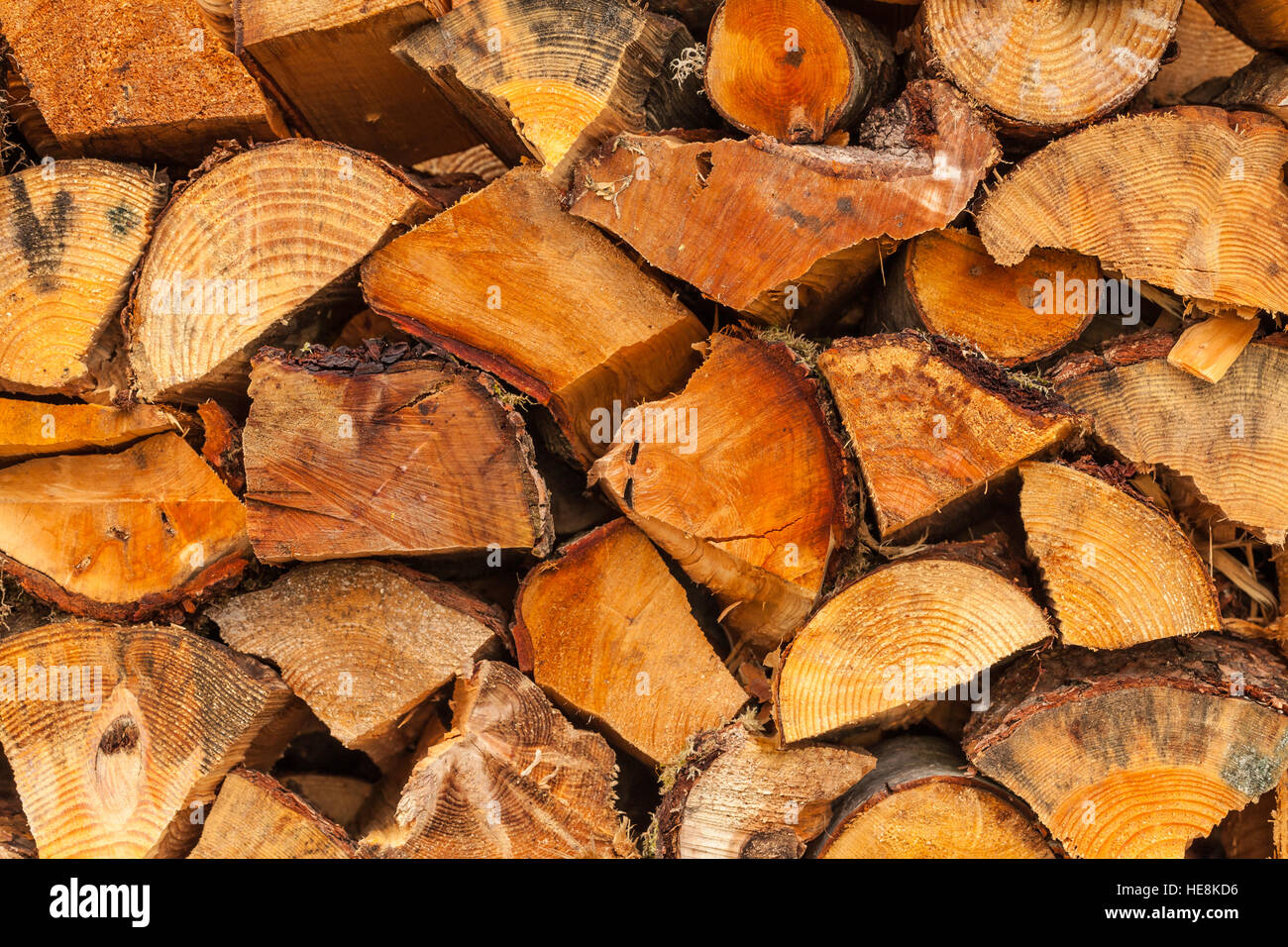 Brennholz-Hintergrund - Scheitholz auf einen Stapel Stockfoto