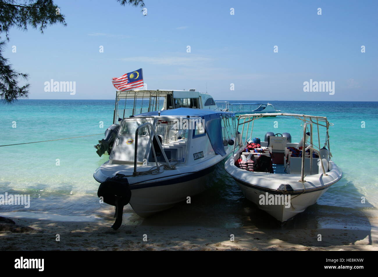Touristischen Boote vertäut in Küstennähe Mantanani Insel. Mantanani Insel. Sabah, Malaysia, South China Sea Stockfoto