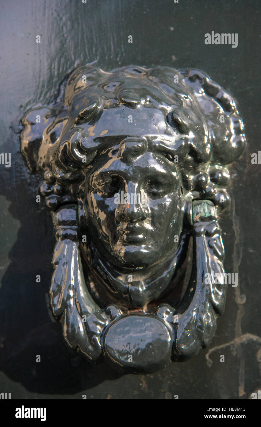 Metall Türklopfer am schwarzen Tor Stockfoto