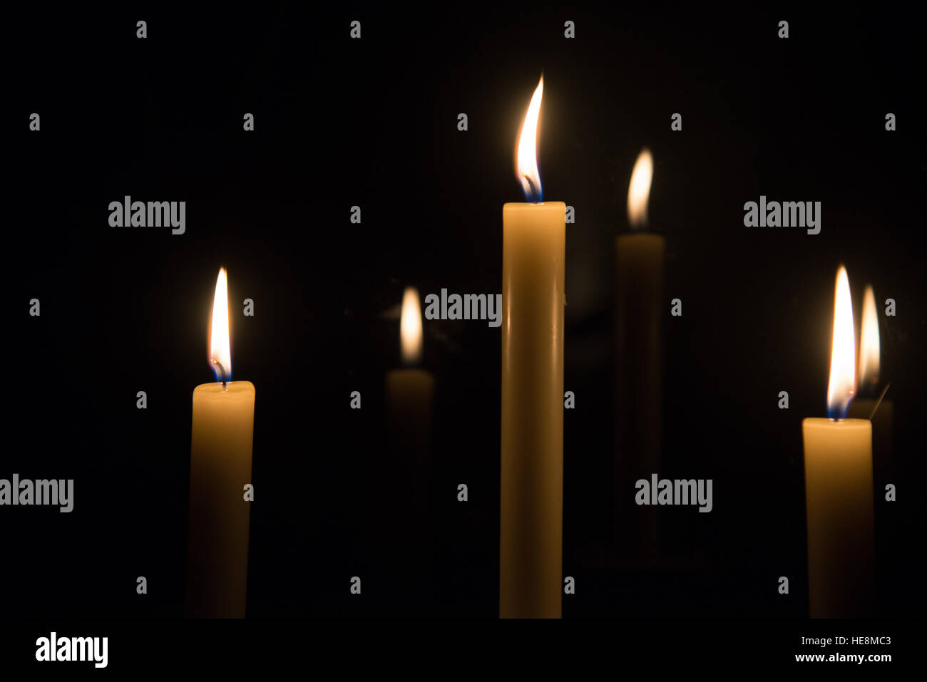brennende Kerze mit schwarzem Hintergrund Stockfoto