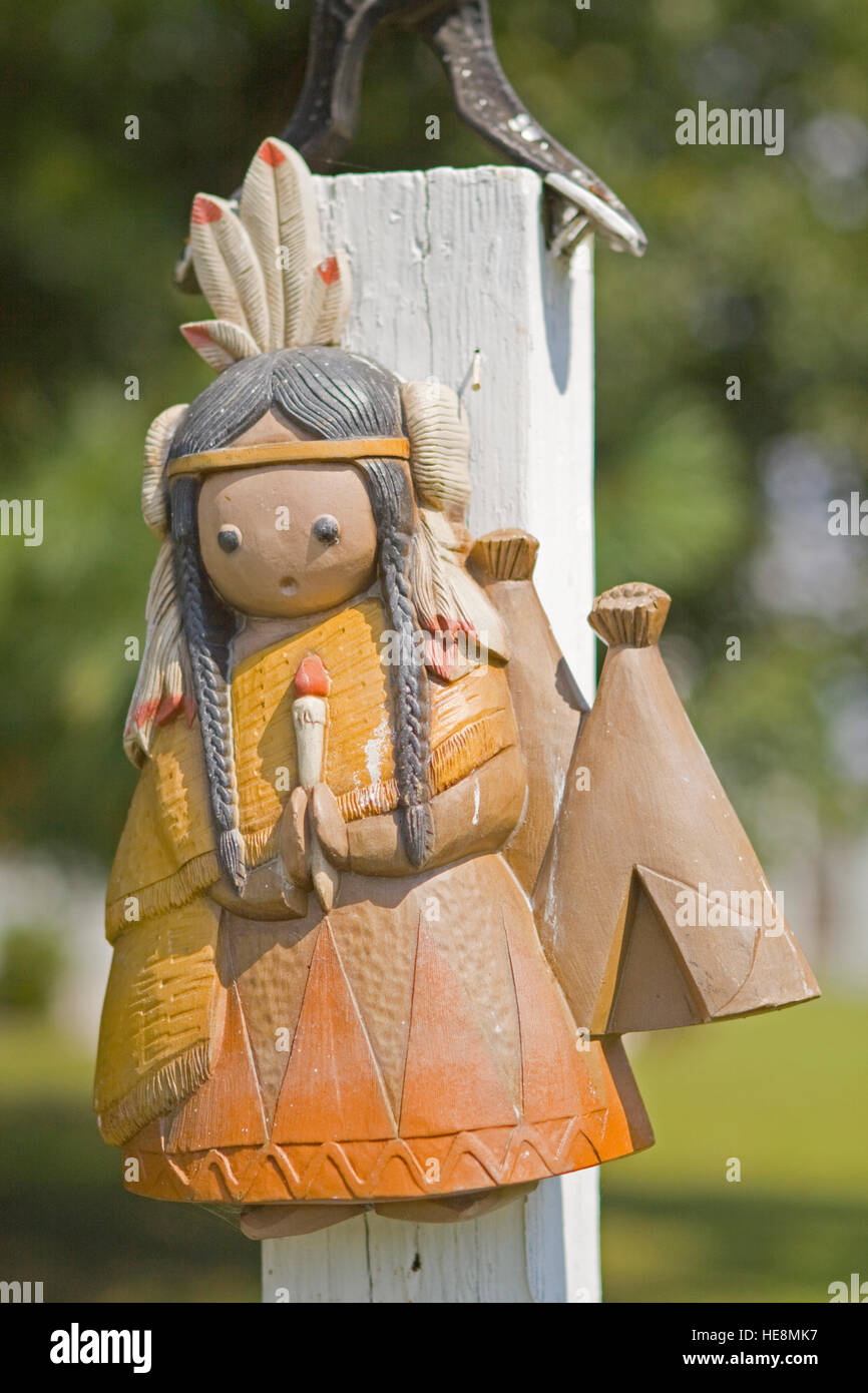 Eine weibliche indianische indische Figur waring native Gewand und Tee-pinkelt auf ein Postfach angebracht. Stockfoto