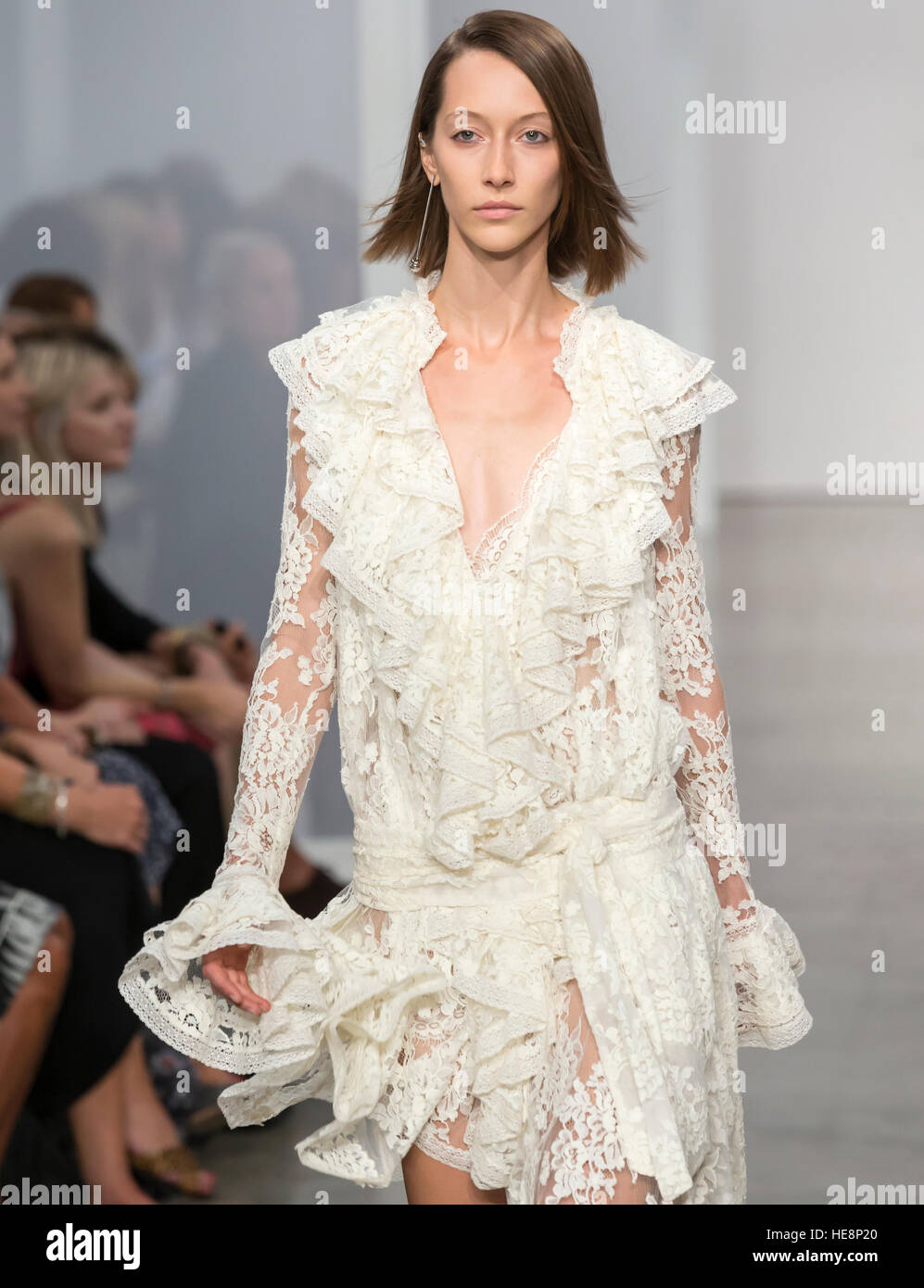 NEW YORK, NY - 9. September 2016: Ein Modell läuft die Start-und Landebahn am Zimmermann Frühling Sommer 2017 Fashion show während der NYFW Stockfoto