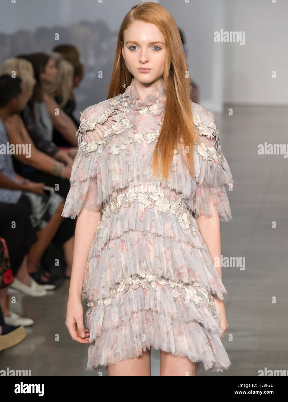 NEW YORK, NY - 9. September 2016: Ein Modell läuft die Start-und Landebahn am Zimmermann Frühling Sommer 2017 Fashion show während der NYFW Stockfoto