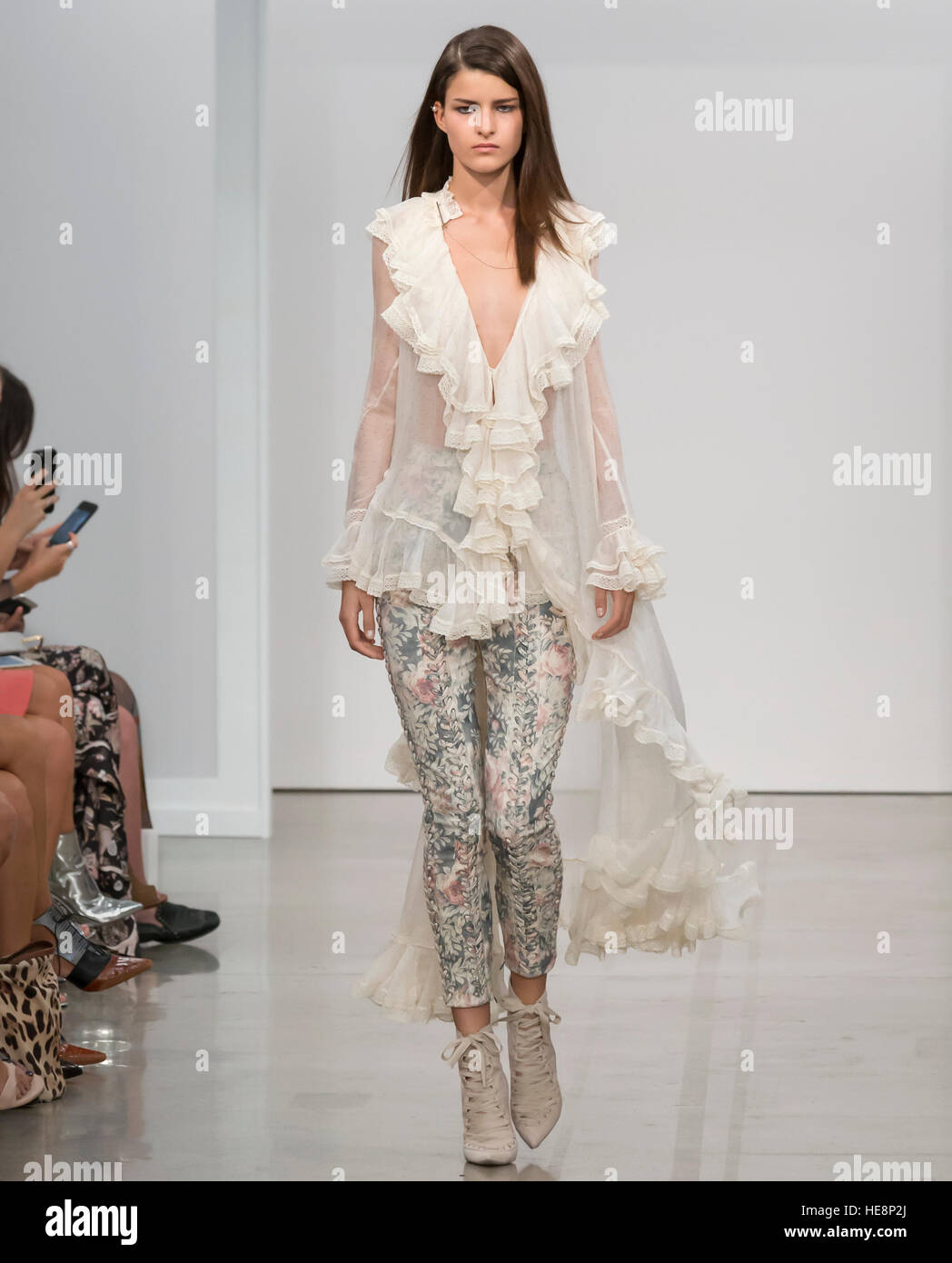 NEW YORK, NY - 9. September 2016: Ein Modell läuft die Start-und Landebahn am Zimmermann Frühling Sommer 2017 Fashion show während der NYFW Stockfoto