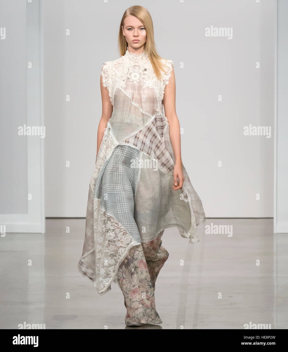 NEW YORK, NY - 9. September 2016: Ein Modell läuft die Start-und Landebahn am Zimmermann Frühling Sommer 2017 Fashion show während der NYFW Stockfoto