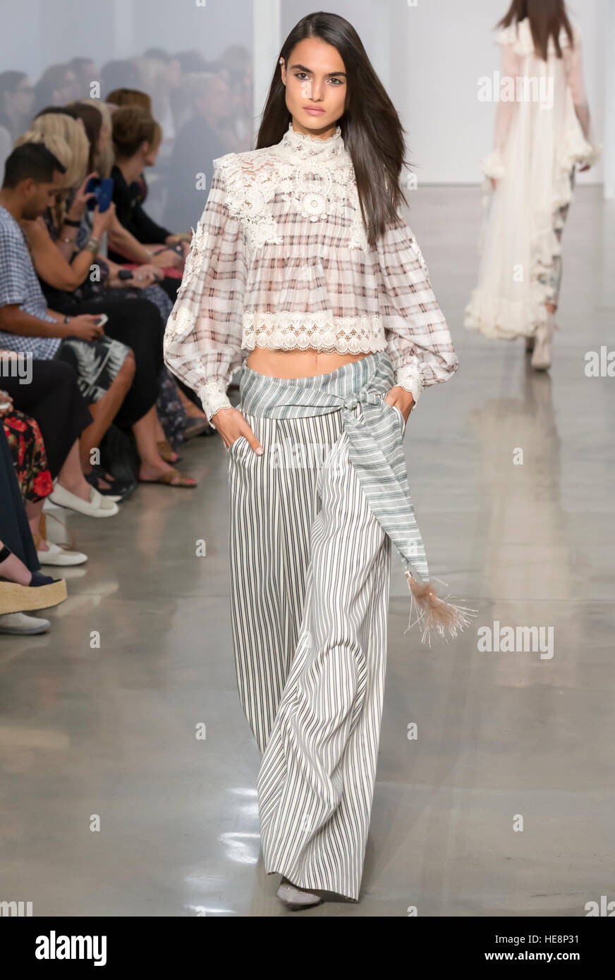 NEW YORK, NY - 9. September 2016: Ein Modell läuft die Start-und Landebahn am Zimmermann Frühling Sommer 2017 Fashion show während der NYFW Stockfoto