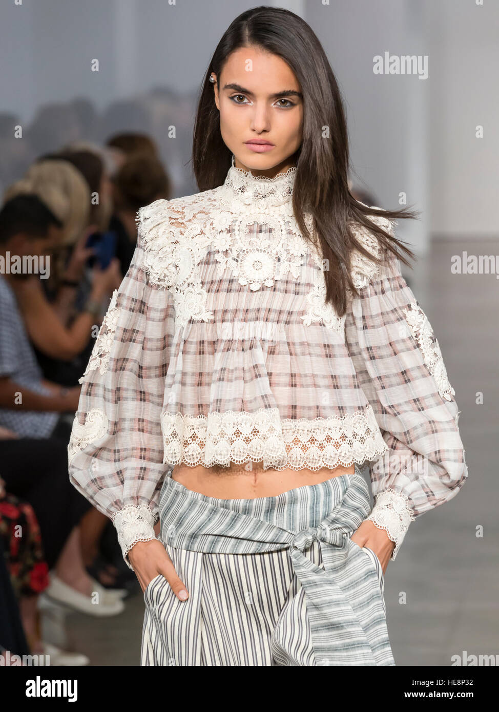 NEW YORK, NY - 9. September 2016: Ein Modell läuft die Start-und Landebahn am Zimmermann Frühling Sommer 2017 Fashion show während der NYFW Stockfoto