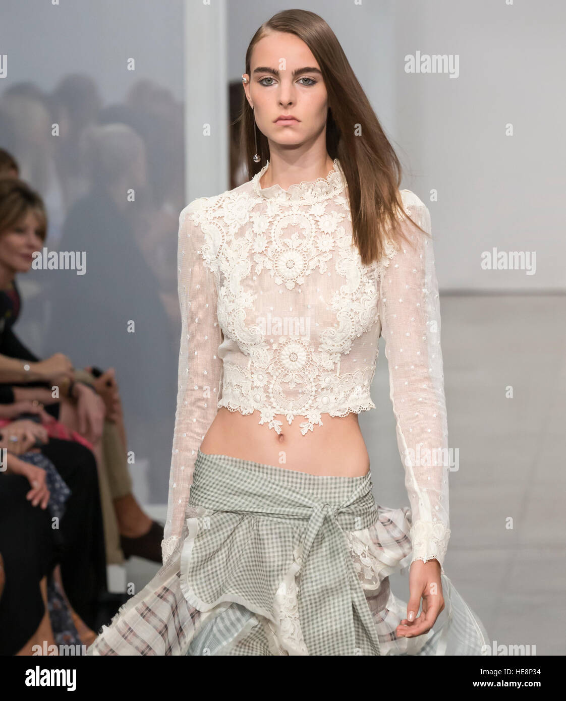 NEW YORK, NY - 9. September 2016: Ein Modell läuft die Start-und Landebahn am Zimmermann Frühling Sommer 2017 Fashion show während der NYFW Stockfoto