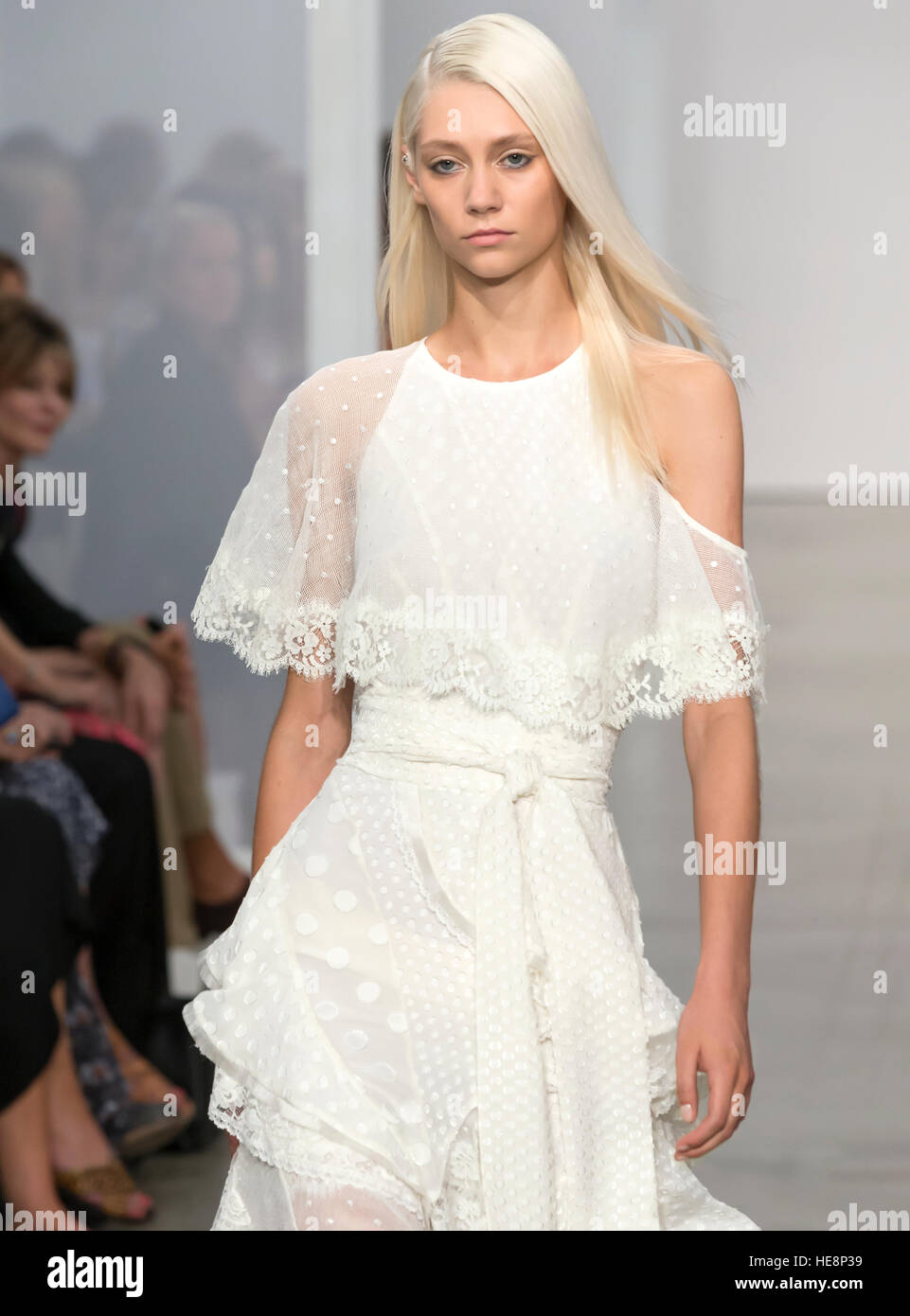 NEW YORK, NY - 9. September 2016: Ein Modell läuft die Start-und Landebahn am Zimmermann Frühling Sommer 2017 Fashion show während der NYFW Stockfoto