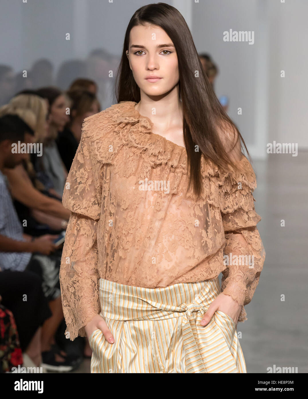 NEW YORK, NY - 9. September 2016: Ein Modell läuft die Start-und Landebahn am Zimmermann Frühling Sommer 2017 Fashion show während der NYFW Stockfoto