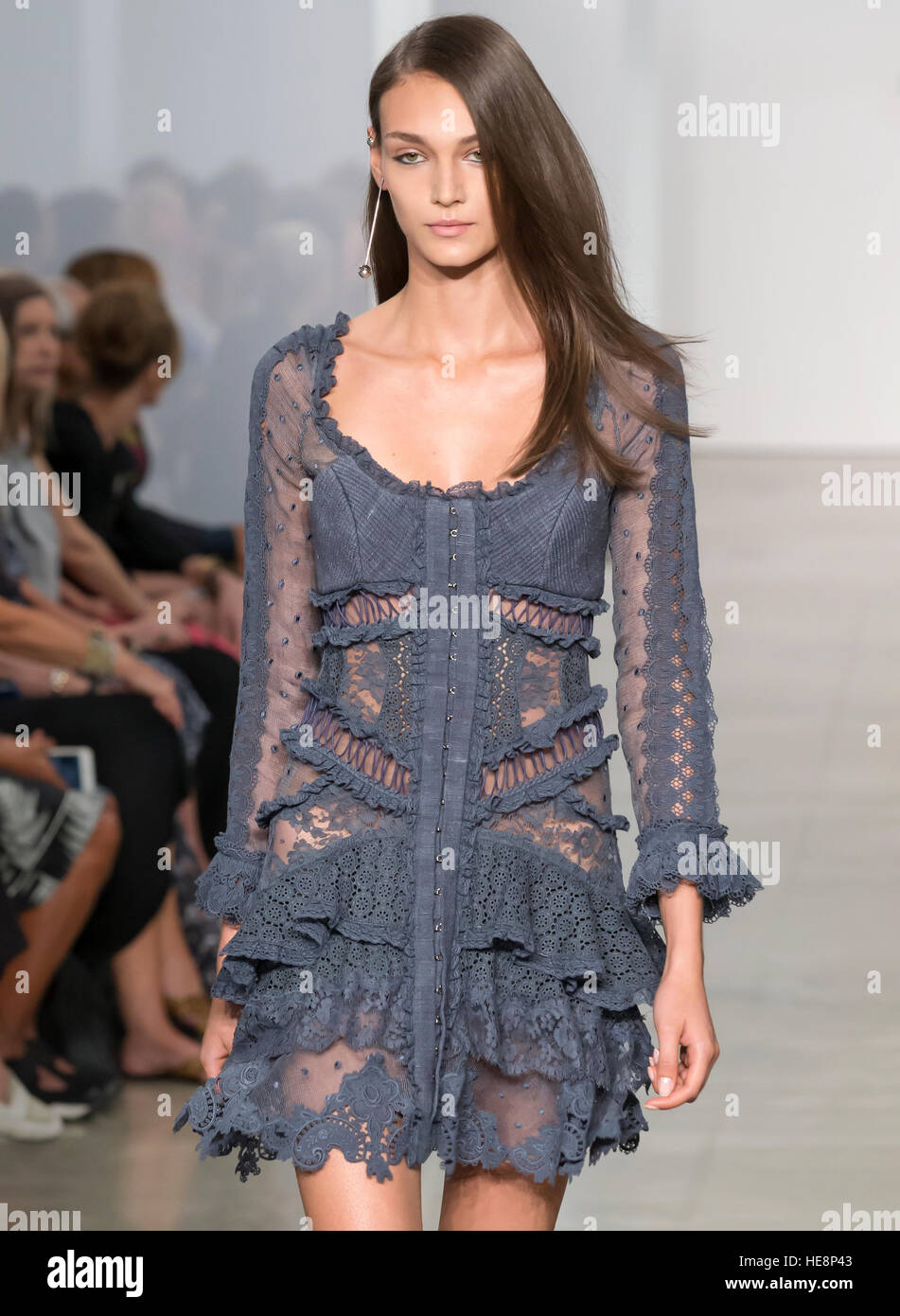 NEW YORK, NY - 9. September 2016: Ein Modell läuft die Start-und Landebahn am Zimmermann Frühling Sommer 2017 Fashion show während der NYFW Stockfoto