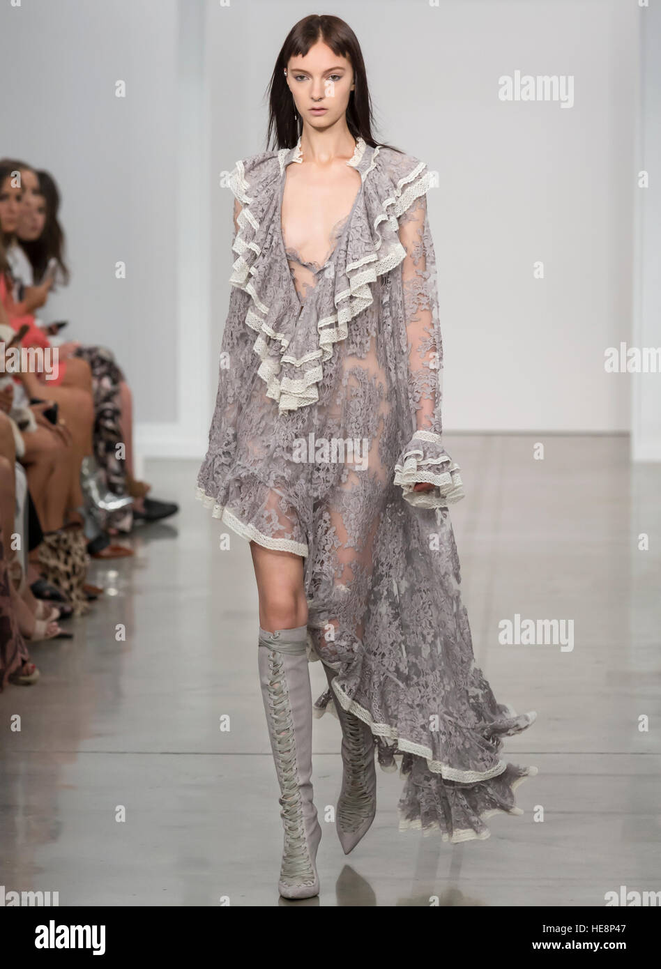 NEW YORK, NY - 9. September 2016: Ein Modell läuft die Start-und Landebahn am Zimmermann Frühling Sommer 2017 Fashion show während der NYFW Stockfoto