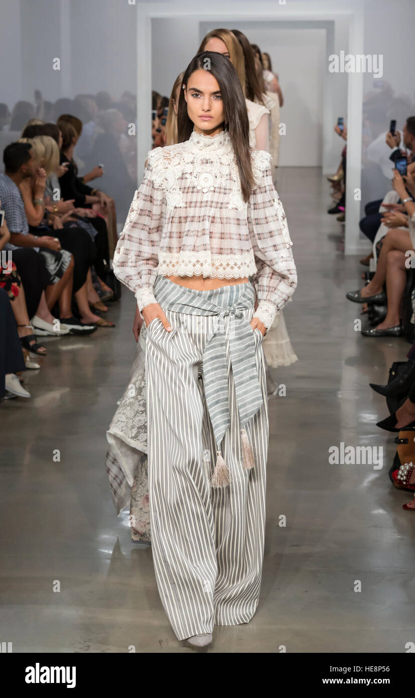 NEW YORK, NY - 9. September 2016: Modelle zu Fuß die Start-und Landebahn bei der Zimmermann Frühling Sommer 2017 Modenschau während der NYFW Stockfoto