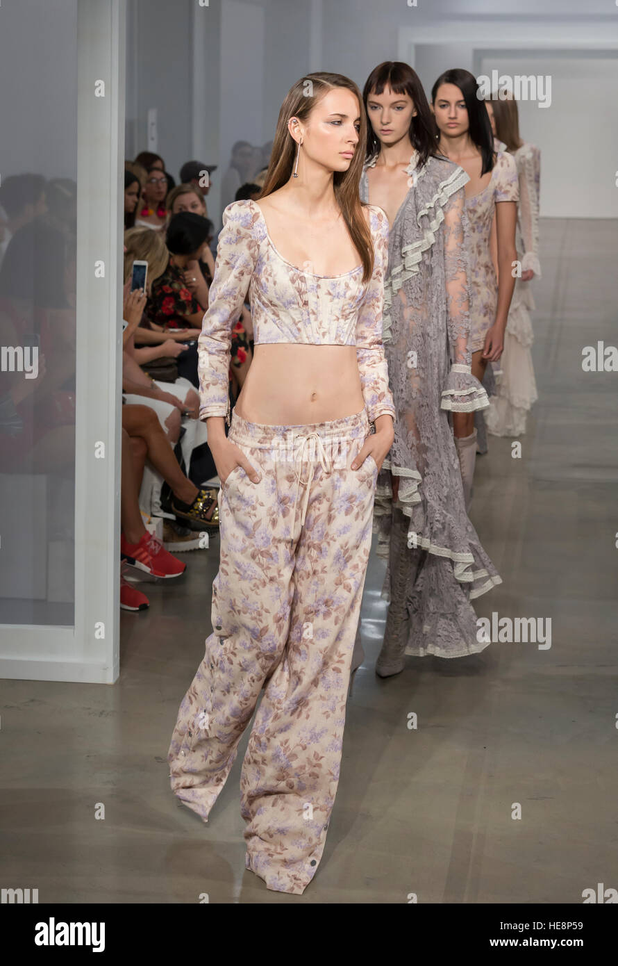 NEW YORK, NY - 9. September 2016: Modelle zu Fuß die Start-und Landebahn bei der Zimmermann Frühling Sommer 2017 Modenschau während der NYFW Stockfoto