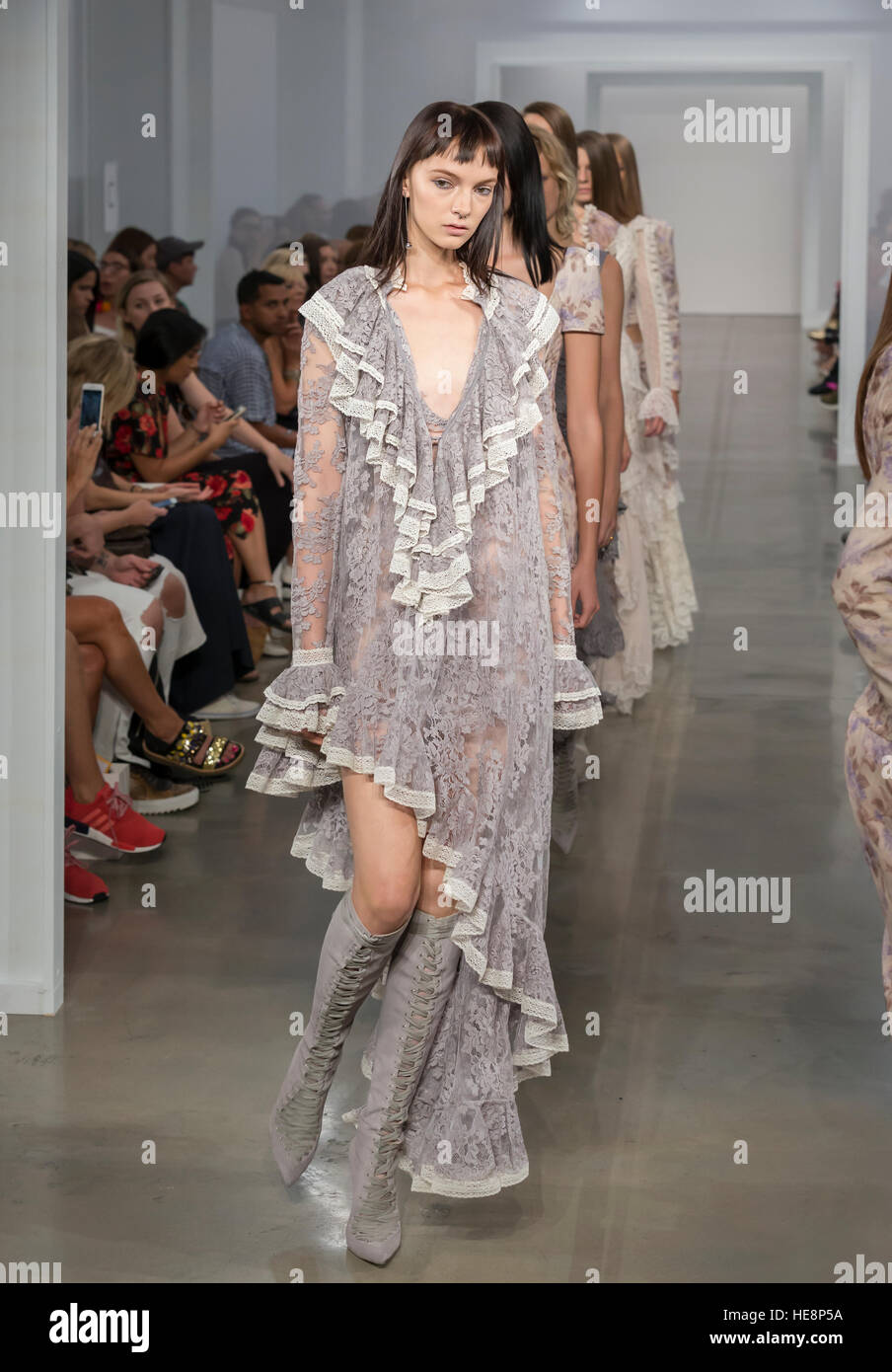 NEW YORK, NY - 9. September 2016: Modelle zu Fuß die Start-und Landebahn bei der Zimmermann Frühling Sommer 2017 Modenschau während der NYFW Stockfoto