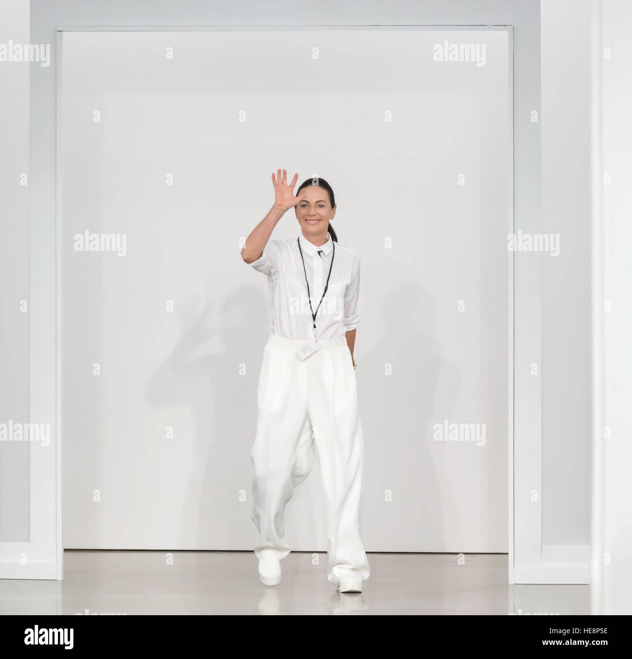 NEW YORK, NY - 9. September 2016: Designer Nicky Zimmermann geht dem Laufsteg bei der Modenschau Zimmermann Frühling Sommer 2017 Stockfoto