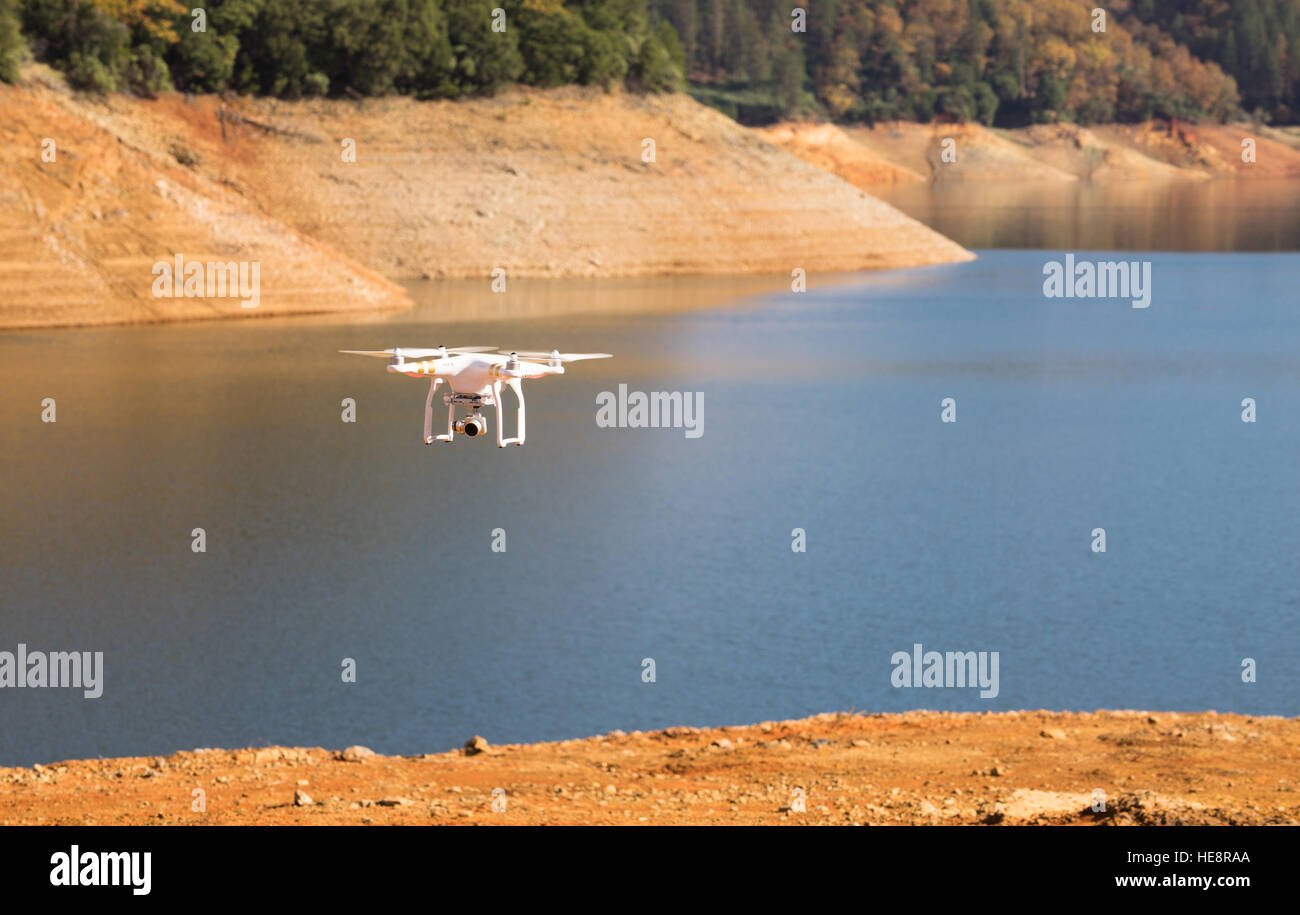 UAV unbemannte Drohne Flug fliegen Lake Shasta California Stockfoto