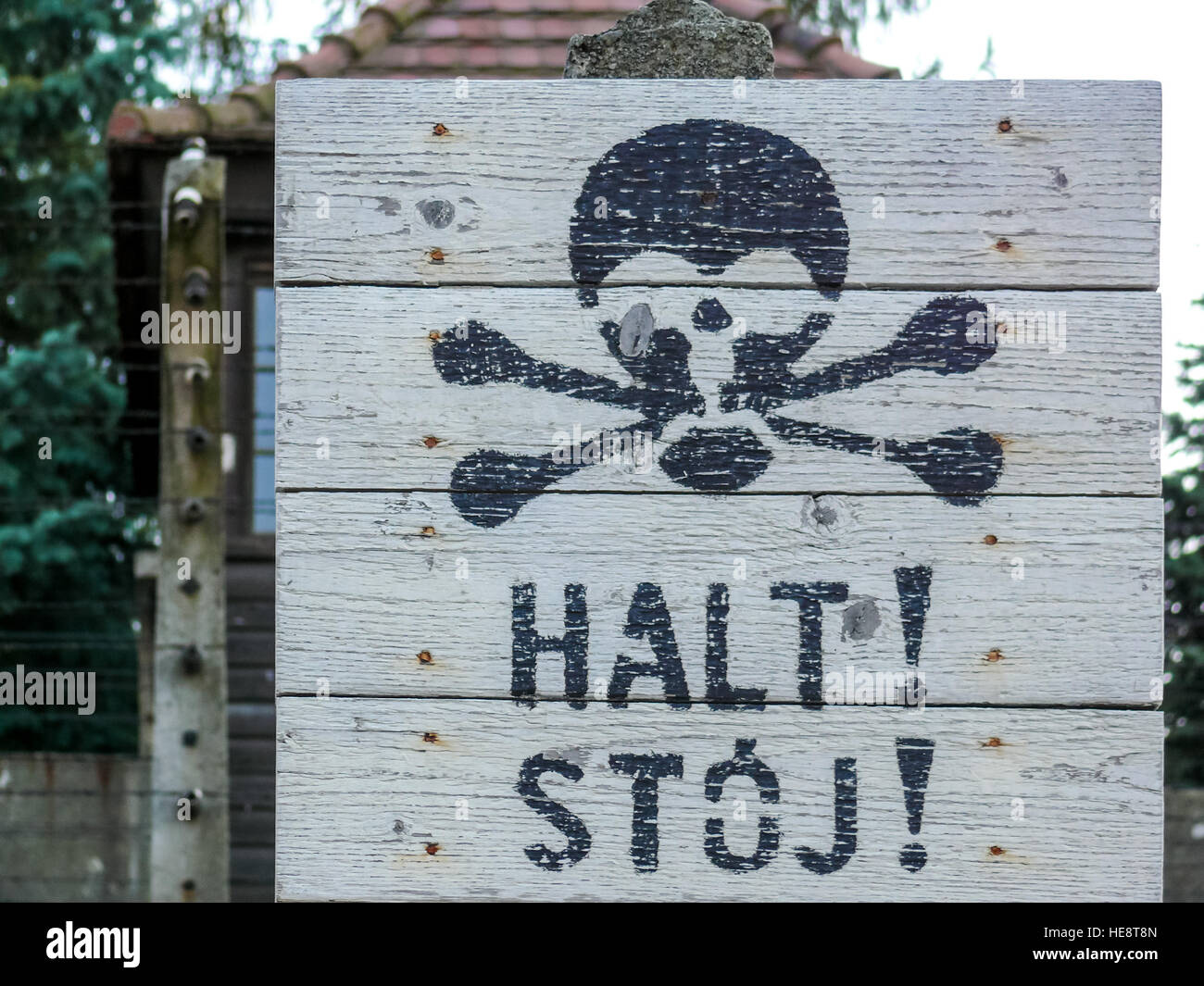 Stop-Schild mit einem Totenkopf und Knochen gezogen, in einem Gefängnis in Deutsch und Polnisch, Stockfoto