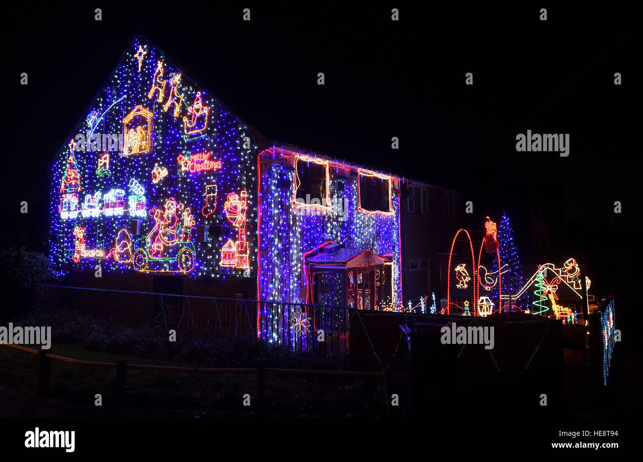 Weihnachtsbeleuchtung auf ein Haus in Birmingham. Stockfoto