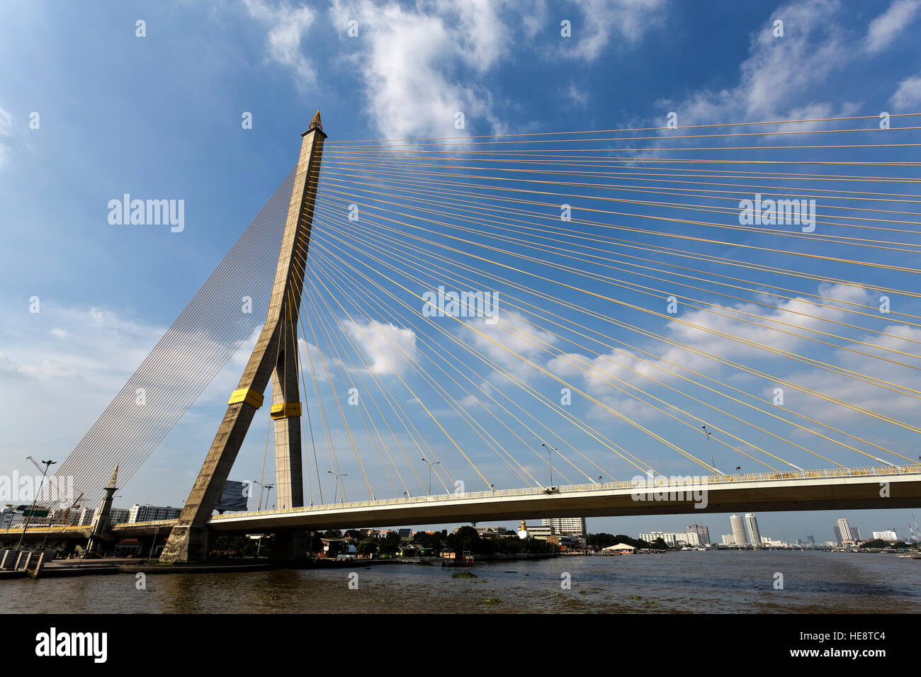 Die Rama-VIII-Brücke ist eine Kabel-gebliebene Brücke überquert den Fluss Chao Phraya in Bangkok, Thailand Stockfoto