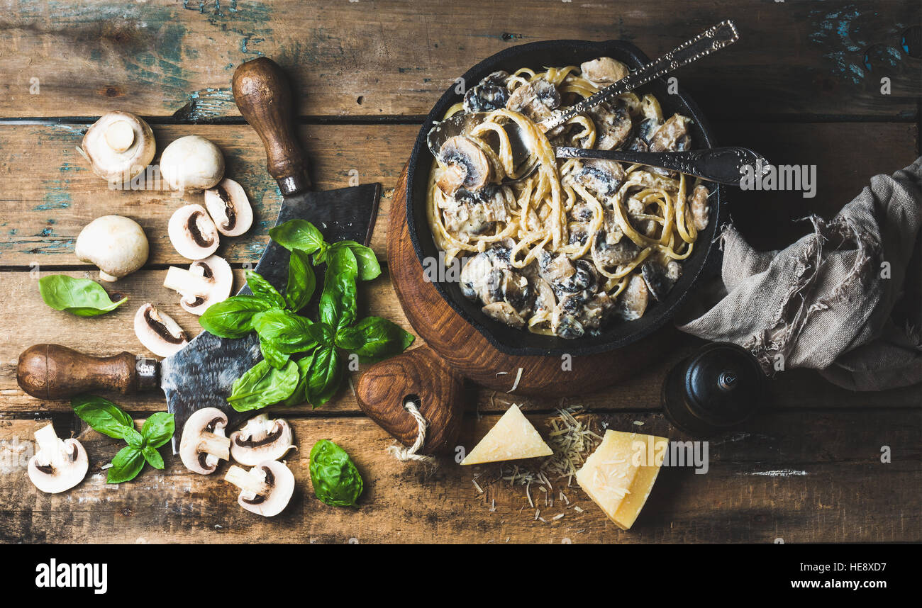 Pilze Pasta Spaghetti in Eisenpfanne serviert mit Parmesan, Basilikum Stockfoto