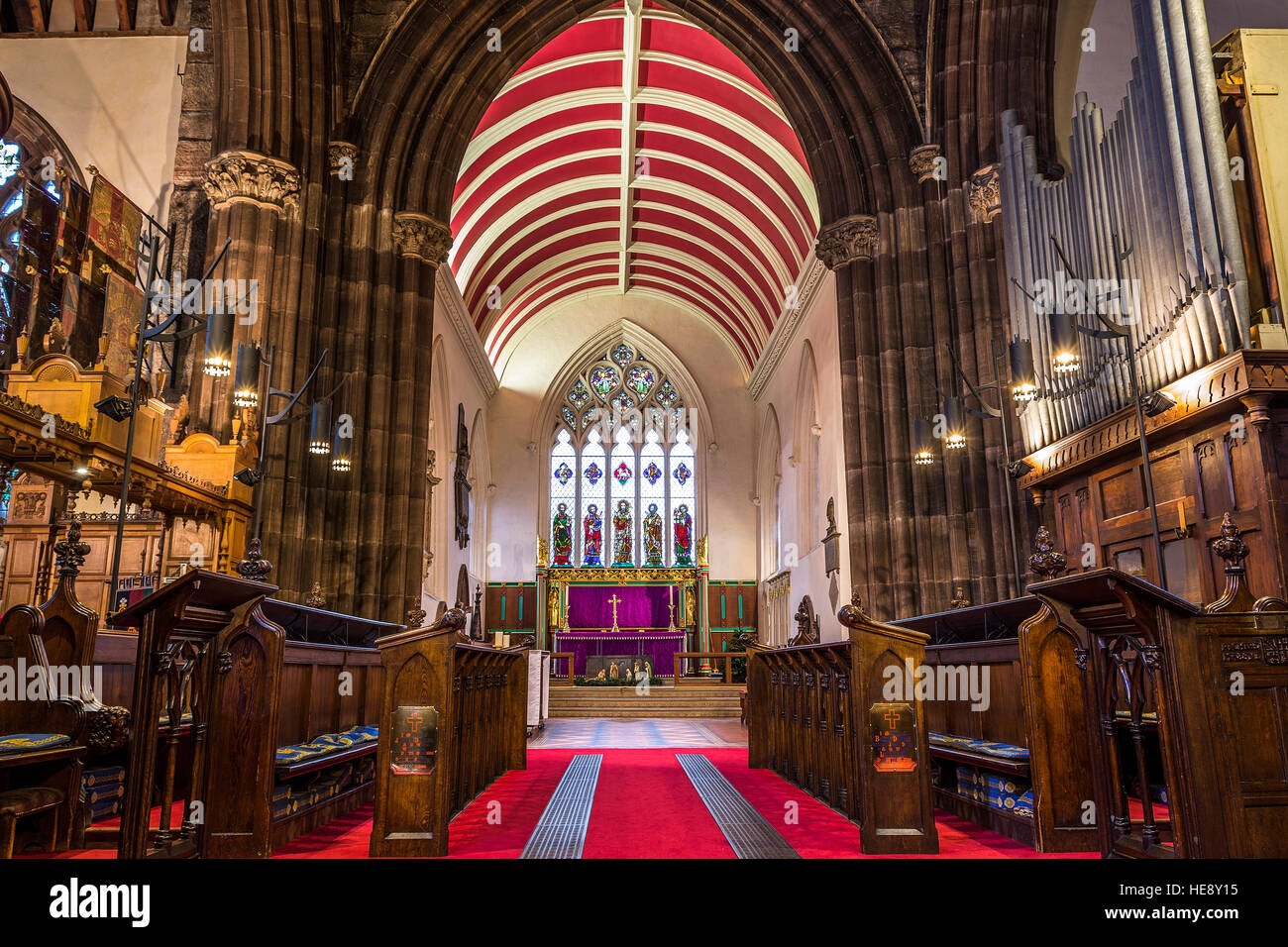 Innerhalb einer alten Kirche. Bogen Steinarbeiten. Fleck-Glas-Fenster Stockfoto