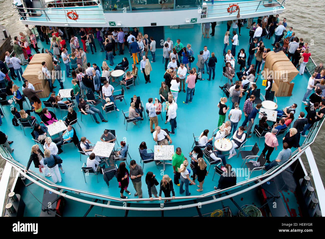 Deutschland, Köln, Leute auf der Veranstaltung Schiff RheinEnergie Stockfoto