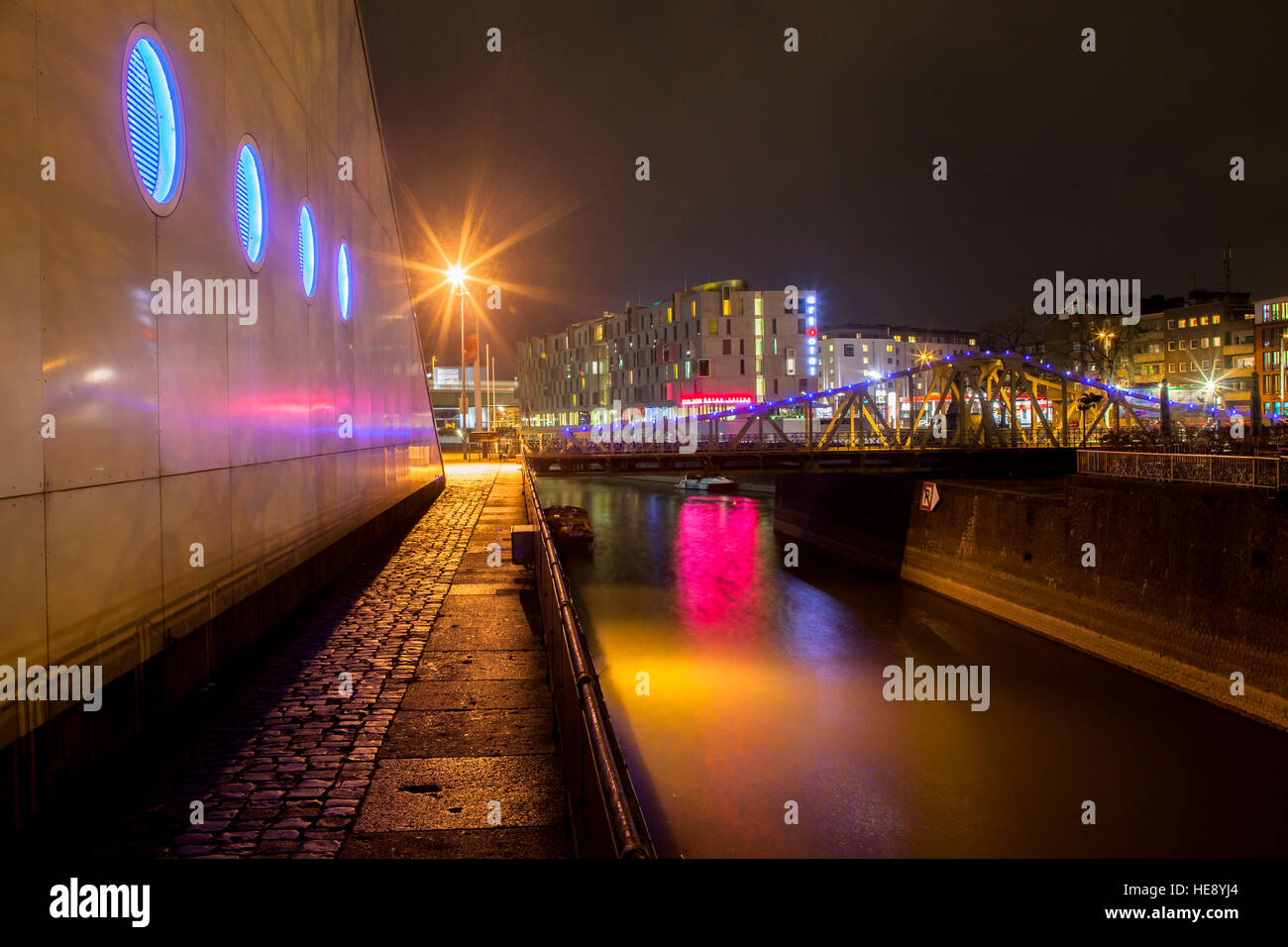 Deutschland, Köln, die Drehbrücke an der Hafeneinfahrt von Rheinau-Hafen Stockfoto