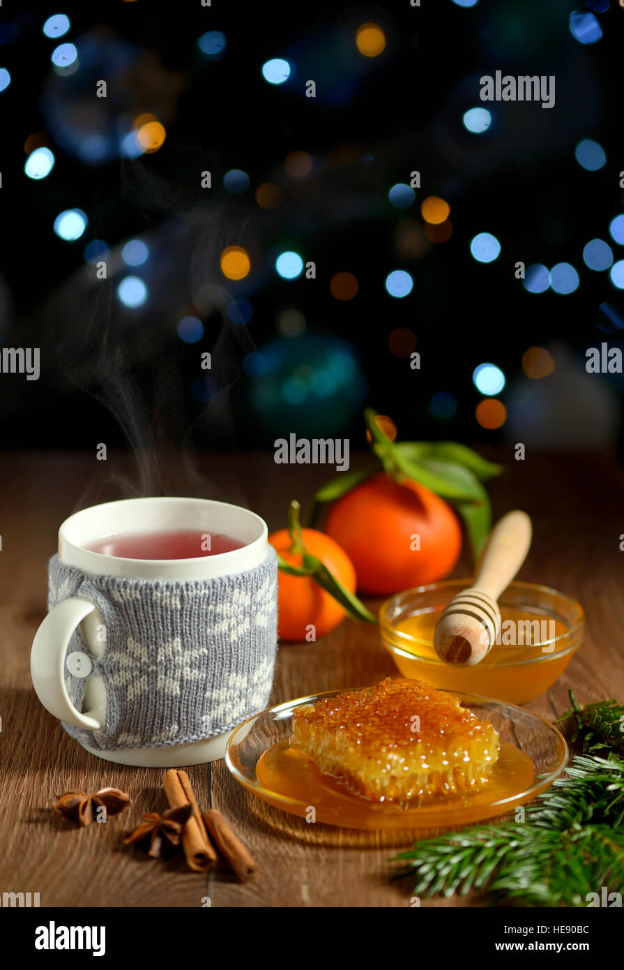 Tasse heißen Tee mit Honig und Gewürze winter Stockfoto