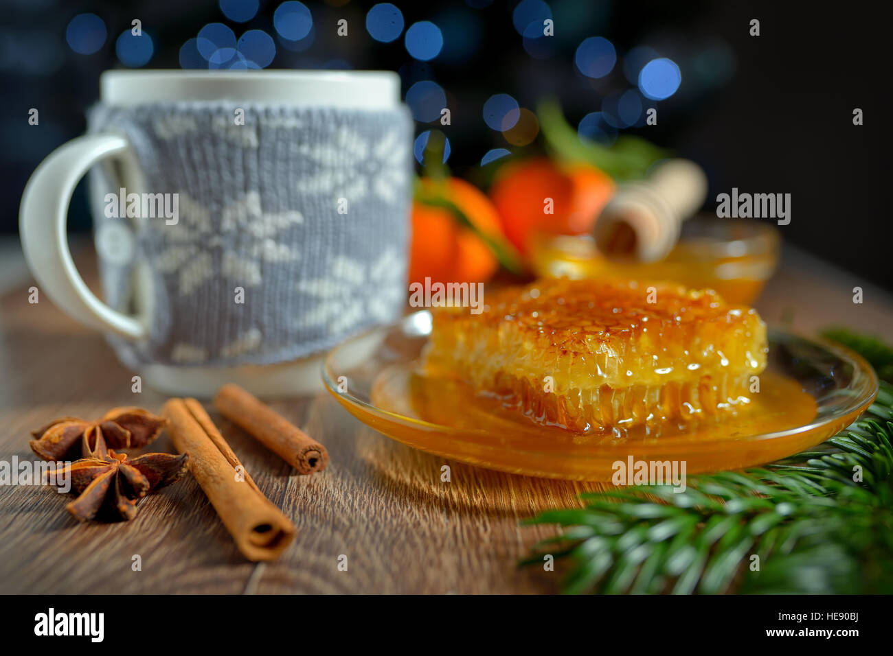 Tasse heißen Tee mit Honig und Gewürze winter Stockfoto